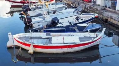 Le pointu, bir Provencal hikayesi: geleneksel, zamansız ve renkli bir balıkçı teknesi. Bu Provence teknesinin adını borçlu olduğu şekli oldukça basit. Ayrıca Marsilya Barquette olarak da bilinir, Provencal sahilini büyütür.