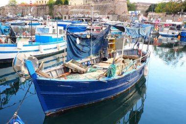 Le pointu, bir Provencal hikayesi: geleneksel, zamansız ve renkli bir balıkçı teknesi. Bu Provence teknesinin adını borçlu olduğu şekli oldukça basit. Ayrıca Marsilya Barquette olarak da bilinir, Provencal sahilini büyütür.