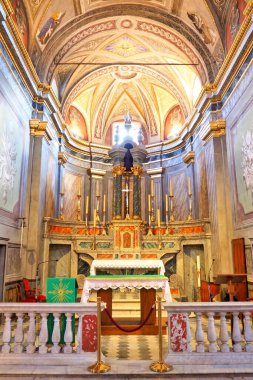 Korsika 'nın (Güzellik Adası) Piana kentindeki Saint Marie de l' Assomption Barok Kilisesi 'nin korosu köyün kalbinde görkemli bir şekilde durmaktadır. Orada muhteşem freskler bulacaksınız.