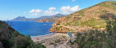Korsika 'daki Porto Körfezi' nin (Güzellik Adası) panoramik manzarası, Ceneviz kulesinin tepesinde, Scandola rezervleri ve Piana koyları için her ikisi de UNESCO Dünya Mirası Alanları olarak listelenen kapılardan biridir.