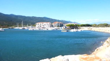 Marinanın panoramik görüntüsü ve Argeles-sur-mer limanının girişi, Fransa 'nın güneşli güneyi, Perpignan (Pyrenees-Orientales) ile İspanya sınırı arasında, Occitanie bölgesinde