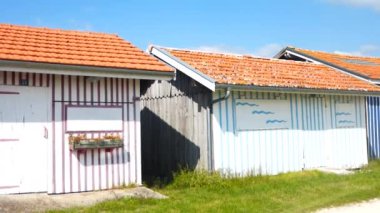 Audenge 'de, Gironde' deki Arcachon Havzası 'nda (Nouvelle-Aquitaine) büyüleyici bir köy olan kabinler, 19. yüzyılın sonunda istiridye çiftçileri tarafından limana inşa edildi ve birçok renge boyandı.