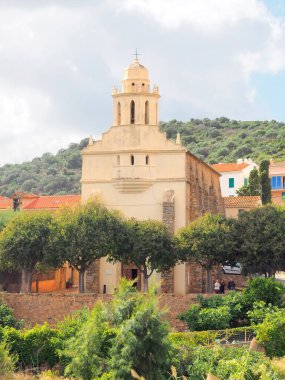 Korsika 'nın batı kıyısında denize bakan ve iki kilisenin hakim olduğu küçük bir köy olan Cargese' de, Ortodoks kilisesi Latin kilisesine bakıyor.