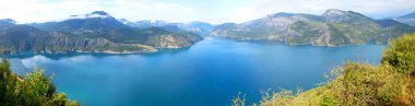 Hautes-Alpes ve Alpes-de-Haute-Provence 'deki muhteşem Serre-Poncon gölünün panoramik manzarası. 1959 'da Durance üzerinde bir baraj inşa edilerek oluşturulan yapay bir göl.