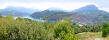 Hautes-Alpes ve Alpes-de-Haute-Provence 'deki muhteşem Serre-Poncon gölünün panoramik manzarası. 1959 'da Durance üzerinde bir baraj inşa edilerek oluşturulan yapay bir göl.