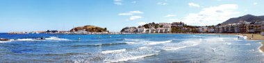 İspanya 'nın kuzeyindeki Llanca Körfezi' nin panoramik manzarası, Figueras (Girona ili) ile Katalonya 'daki Fransız sınırı arasında.