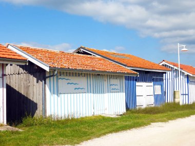 Audenge 'de, Gironde' deki Arcachon Havzası 'nda (Nouvelle-Aquitaine) büyüleyici bir köy olan kabinler, 19. yüzyılın sonunda istiridye çiftçileri tarafından limana inşa edildi ve birçok renge boyandı.