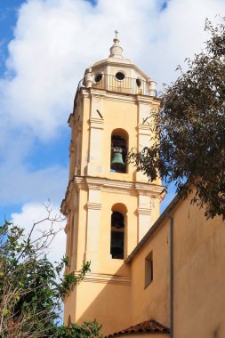 Korsika 'nın batı kıyısında denize bakan ve iki kilisenin hakim olduğu küçük bir köy olan Cargese' de, Latin kilisesi Ortodoks kilisesine bakıyor.