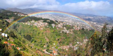 Atlantik Okyanusu 'ndaki muhteşem Madeira adasının üzerinde, Afrika kıyılarının açıklarında sıradışı gökkuşağı.