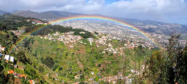Atlantik Okyanusu 'ndaki muhteşem Madeira adasının üzerinde, Afrika kıyılarının açıklarında sıradışı gökkuşağı.