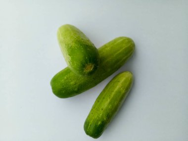 Salatalıklar beyaz arkaplanda izole edilmiş