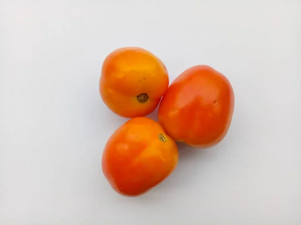 Beyaz arkaplanda izole domatesler