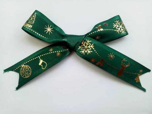 Yeşil kurdele yayı beyaz arkaplanda izole edildi