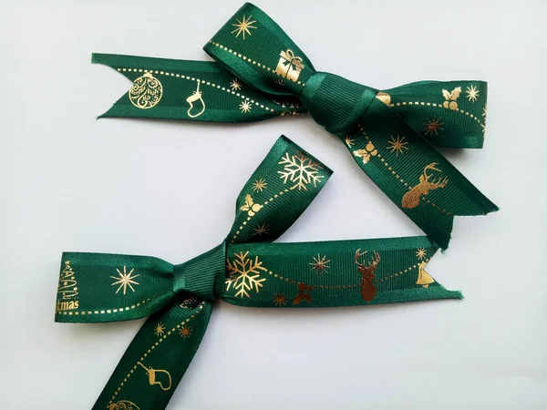 Yeşil kurdele yayı beyaz arkaplanda izole edildi