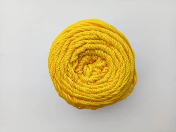 Beyaz arka plan üzerinde izole yün iplik