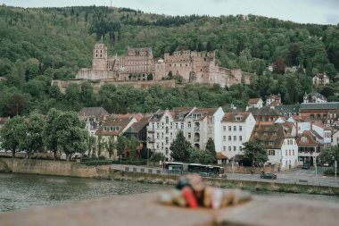 Tarihi Heidelberg Şatosu, geleneksel Avrupa mimarisi ile pitoresk nehir kenti üzerindeki ufuk çizgisine hükmediyor.. 