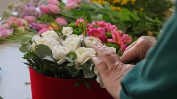 Närbild Kaukasisk Dam Florist Förbereda Samlar Vackra Blomsterarrangemang Kvinna Skär — Stockvideo