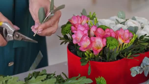 Gros Plan Caucasien Dame Fleuriste Préparer Recueille Bel Arrangement Floral — Video
