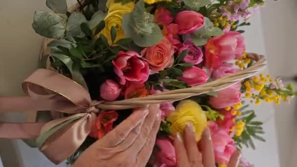 Close Vrouw Verzamelt Mooie Bloemenmand Een Professionele Assembleert Bloemstuk Met — Stockvideo