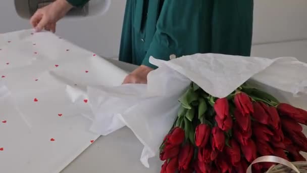 Wanita Kaukasia Penjual Bunga Mengumpulkan Karangan Bunga Tulip Yang Subur — Stok Video
