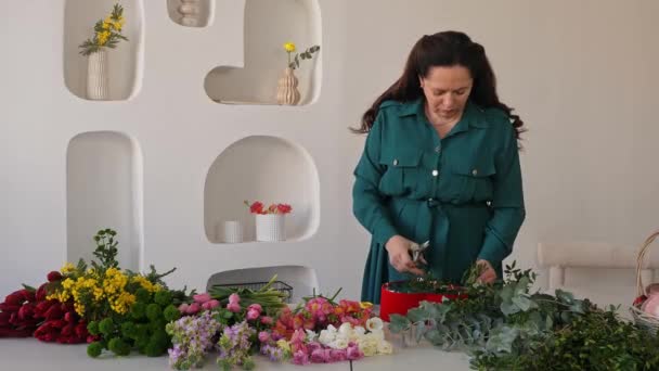 Květinářská Dáma Květinářství Příprava Sbírá Krásné Květinové Aranžmá Profesionální Dělá — Stock video
