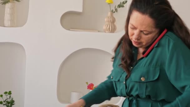 Een Professionele Assembleert Bloemstuk Met Mimosa Tulp Hoge Kwaliteit Beeldmateriaal — Stockvideo