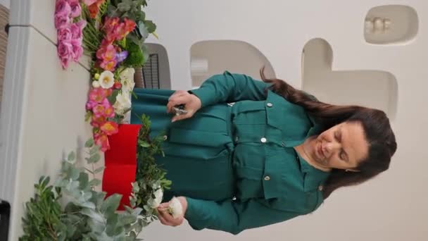 Kaukasiske Dame Blomsterhandler Forberede Indsamler Smukke Blomsterarrangement Professionel Gør Frisk – Stock-video