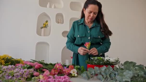 Caucasian Lady Florist Prepare Collects Beautiful Floral Arrangement Professional Makes — Stock Video