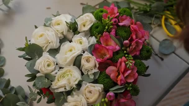 Närbild Kaukasisk Dam Florist Förbereda Samlar Vackra Blomsterarrangemang Kvinna Skär — Stockvideo