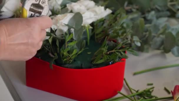 Kafkasyalı Bayan Çiçekçi Güzel Bir Çiçek Aranjmanı Hazırlıyor Küçük Bir — Stok video