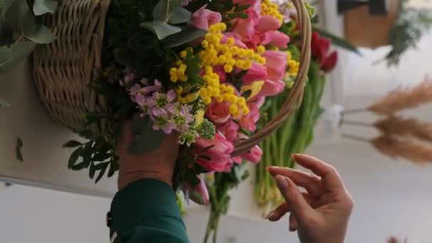 Señora Caucásica Recoge Hermosa Cesta Flores Profesional Ensambla Mimosa Arreglo — Vídeos de Stock