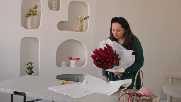 Кавказька Леді Флористка Збирає Пишний Букет Тюльпанів Професор Робить Свіжий — стокове відео