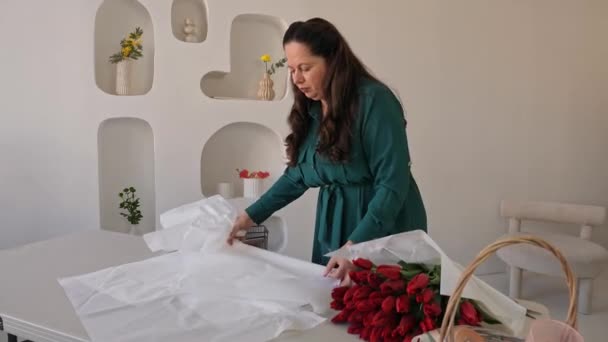 Кавказька Леді Флористка Збирає Пишний Букет Тюльпанів Професор Робить Свіжий — стокове відео