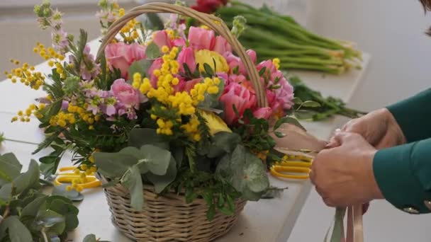 Close Caucasian Lady Collects Beautiful Flower Basket Professional Assembles Flower — Stock Video