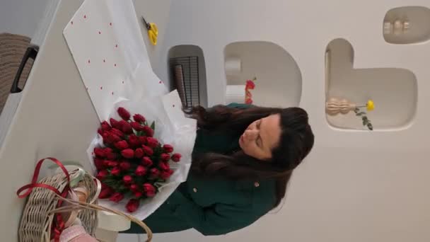 Doamnă Caucaziană Florar Colectează Buchet Luxuriant Lalele Profesionist Face Buchet — Videoclip de stoc