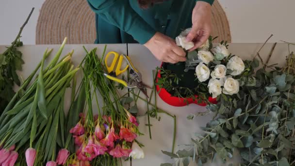 Kaukaska Pani Kwiaciarnia Przygotowanie Zbiera Piękny Kwiatowy Układ Widok Góry — Wideo stockowe