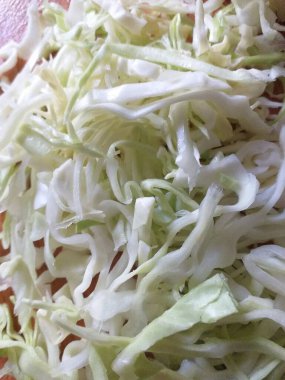 Dilimlenmiş çiğ lahana deseni. Kıvrımlı çizgiler. Marul ve peynirli taze yeşil salata.