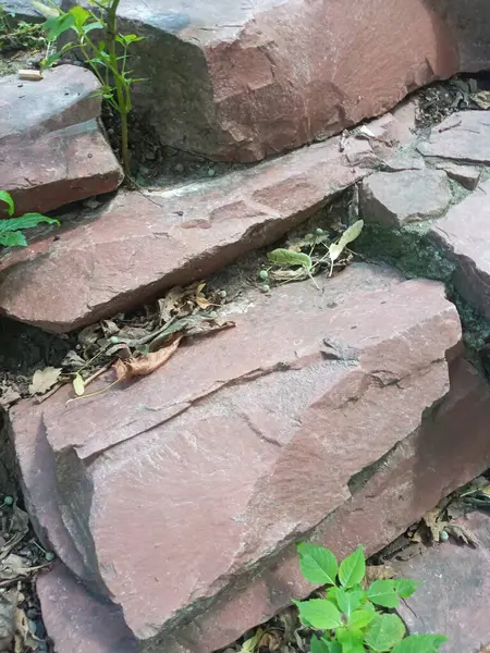Bir sürü taşlı eski tuğla duvar.
