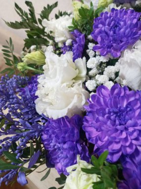 Vazoda güzel bir buket çiçek.