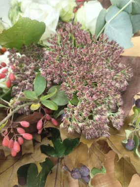 Hassas çiçek ve renklerin profesyonel sonbahar kompozisyonu. Buket düzenleme.