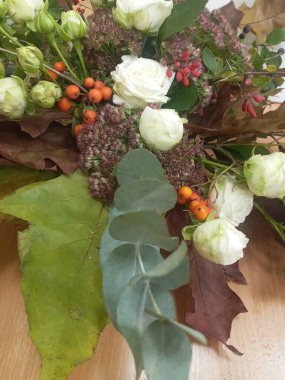 Hassas çiçek ve renklerin profesyonel sonbahar kompozisyonu. Buket düzenleme.