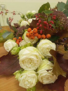 Hassas çiçek ve renklerin profesyonel sonbahar kompozisyonu. Buket düzenleme.