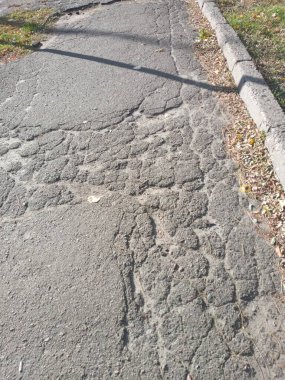 Şehirdeki asfalt yolda.