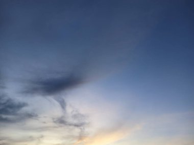 Güzel gün batımı gökyüzü bulutlu