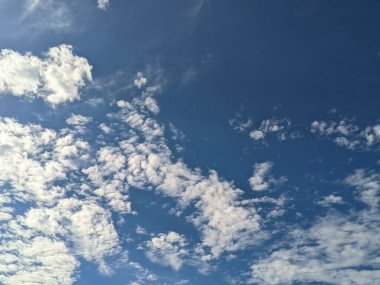 Bulutlu mavi gökyüzü