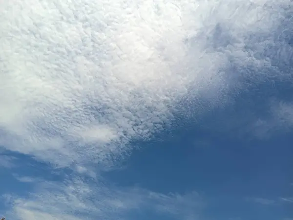 Beyaz bulutlu mavi gökyüzü