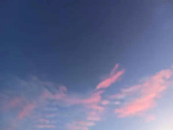 Gökyüzündeki renkli bulutlar