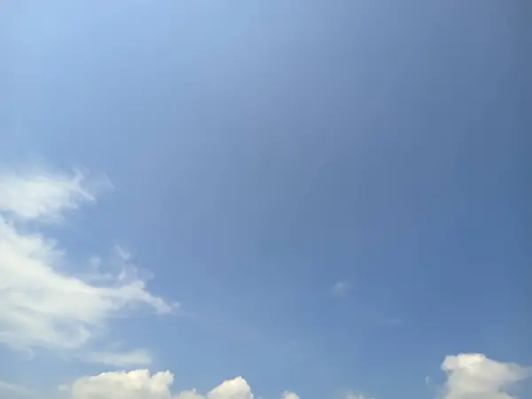 Bulutlu mavi gökyüzü