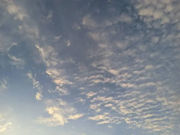 Bulutlu güzel gökyüzü, doğa