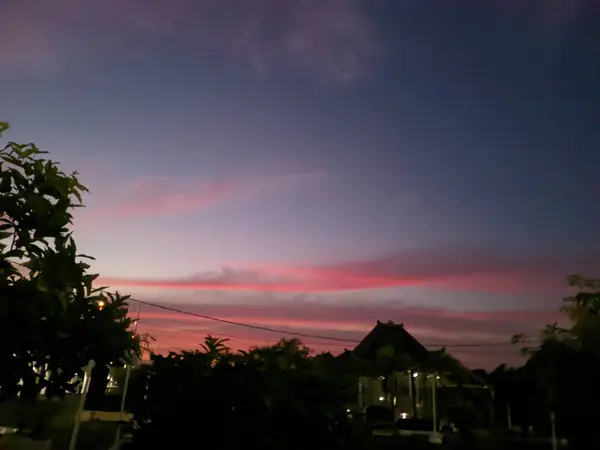 Doğada bulutlarla kaplı güzel günbatımı gökyüzü